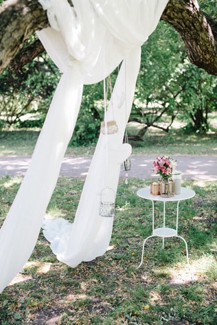 Романтичная фотосессия в ботаническом саду, элементы декора