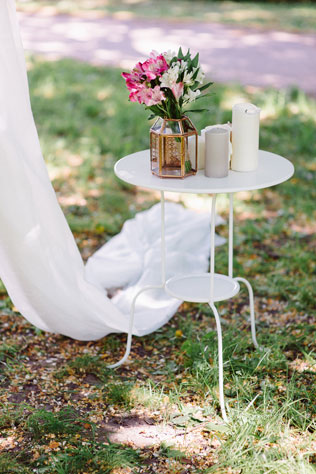 Романтичная фотосессия в ботаническом саду, столик со свечами