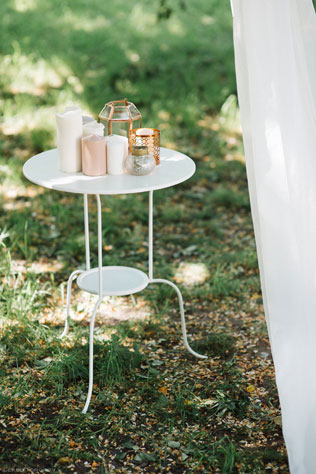 Романтичная фотосессия в ботаническом саду, столик со свечами