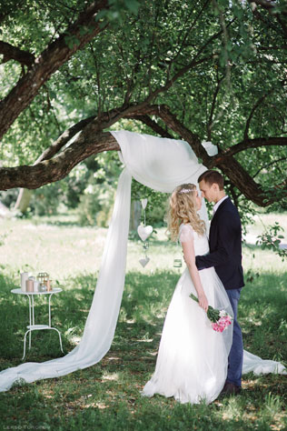 Романтичная фотосессия в ботаническом саду, жених и невеста в саду