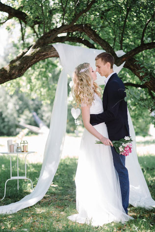 Романтичная фотосессия в ботаническом саду, жених и невеста в саду