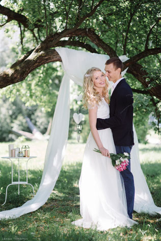 Романтичная фотосессия в ботаническом саду, жених и невеста в саду