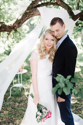 Романтичная фотосессия в ботаническом саду, жених обнимает невесту