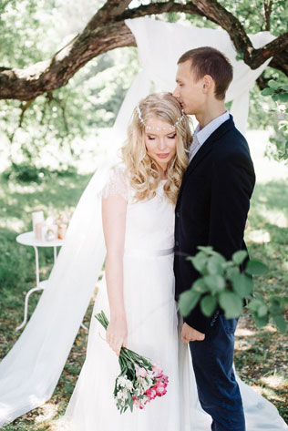 Романтичная фотосессия в ботаническом саду, жених обнимает невесту