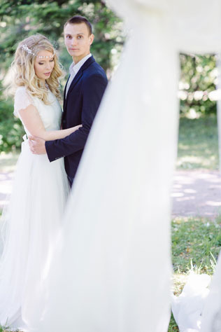 Романтичная фотосессия в ботаническом саду, невеста и жених на фоне ткани