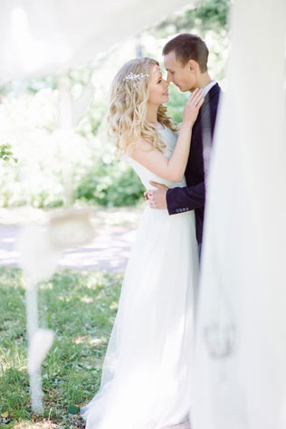 Романтичная фотосессия в ботаническом саду, невеста и жених на фоне ткани