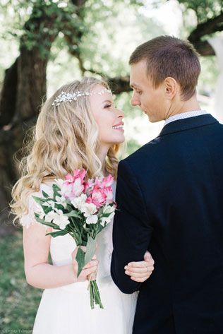 Романтичная фотосессия в ботаническом саду, невеста с букетом, жених спиной