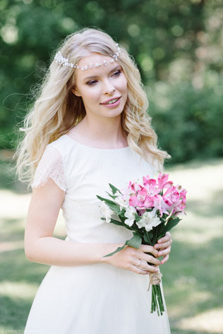 Романтичная фотосессия в ботаническом саду, невеста с букетом