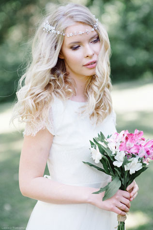 Романтичная фотосессия в ботаническом саду, невеста с букетом