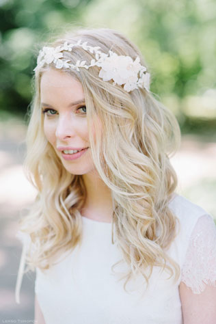 Романтичная фотосессия в ботаническом саду, украшение венком прически невесты