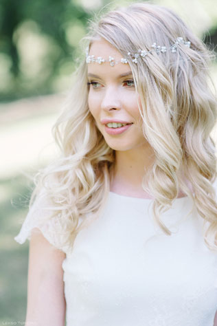 Романтичная фотосессия в ботаническом саду, украшение венком прически невесты