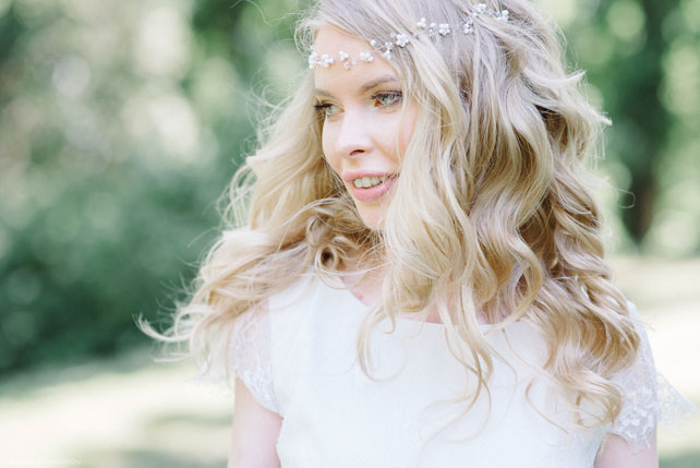 Романтичная фотосессия в ботаническом саду, венок и из стразов в прическе невесты