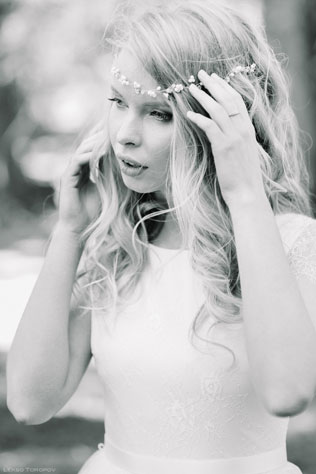 Романтичная фотосессия в ботаническом саду, венок и из стразов в прическе невесты