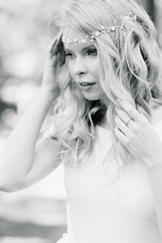 Романтичная фотосессия в ботаническом саду, венок и из стразов в прическе невесты