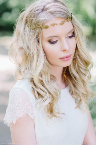 Романтичная фотосессия в ботаническом саду, украшение прически невесты бусами