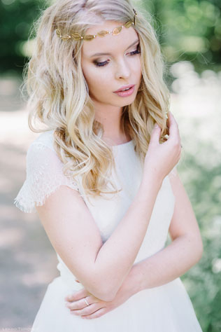 Романтичная фотосессия в ботаническом саду, украшение прически невесты бусами