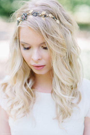 Романтичная фотосессия в ботаническом саду, ободок из стразов в прическе невесты