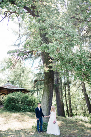 Романтичная фотосессия в ботаническом саду, жених и невеста у дерева