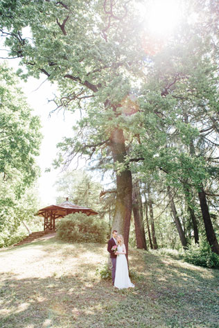 Романтичная фотосессия в ботаническом саду, жених и невеста у дерева
