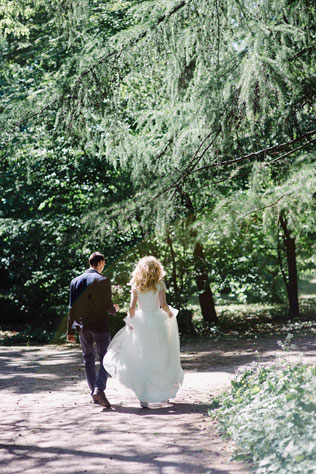 Романтичная фотосессия в ботаническом саду, жених и невеста спускаются по дороге