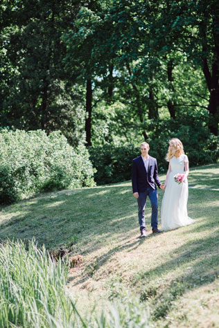 Романтичная фотосессия в ботаническом саду, жених и невеста на берегу пруда