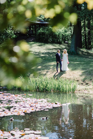 Романтичная фотосессия в ботаническом саду, жених и невеста на берегу пруда