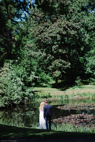 Романтичная фотосессия в ботаническом саду, жених и невеста на берегу пруда