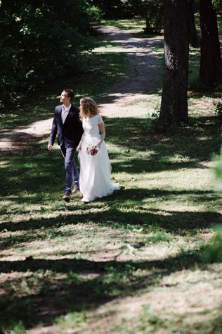 Романтичная фотосессия в ботаническом саду, жених и невеста гуляют по парку