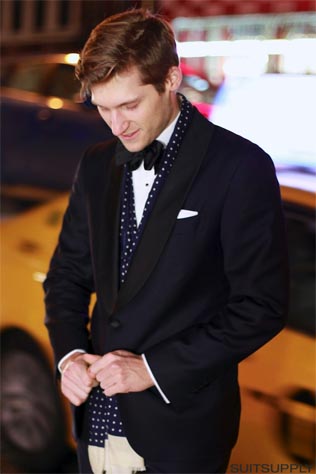 Теплая свадьба: шарф в образе жениха 