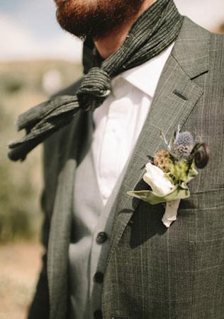 Теплая свадьба: шарф в образе жениха 