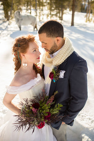 Теплая свадьба: шарф в образе жениха 