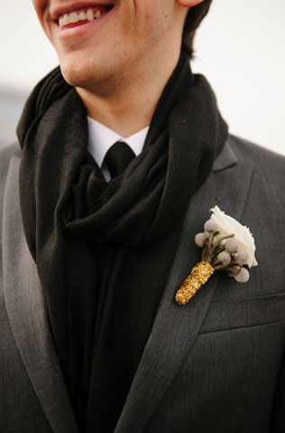 Теплая свадьба: шарф в образе жениха 
