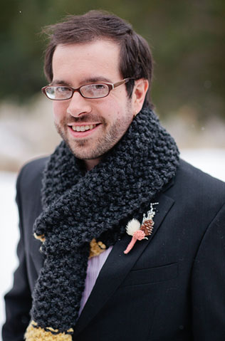 Теплая свадьба: шарф в образе жениха 