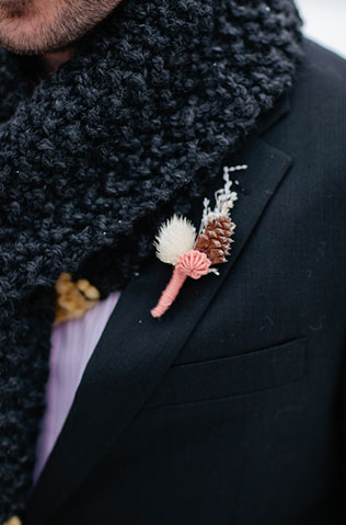 Теплая свадьба: шарф в образе жениха 