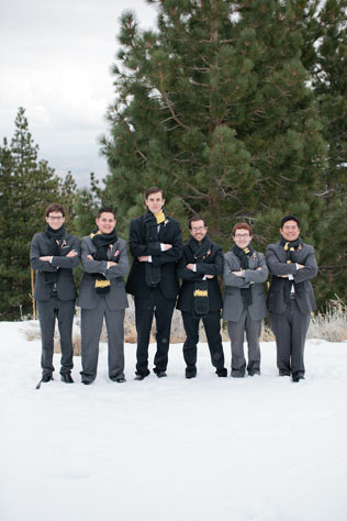 Теплая свадьба: шарф в образе жениха 