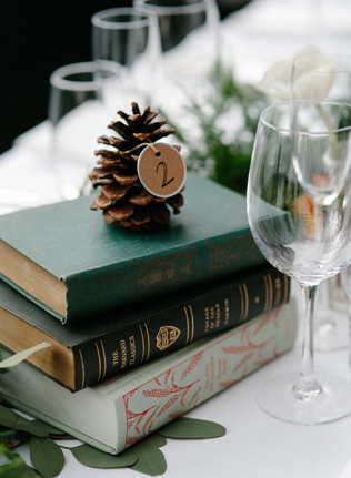 Свадьба в деталях: шишки в зимнем декоре 