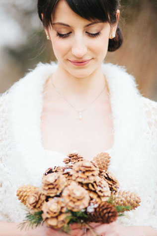 Свадьба в деталях: шишки в зимнем декоре 