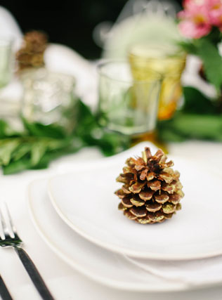 Свадьба в деталях: шишки в зимнем декоре 