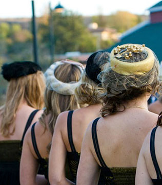 подружки невесты в шляпках