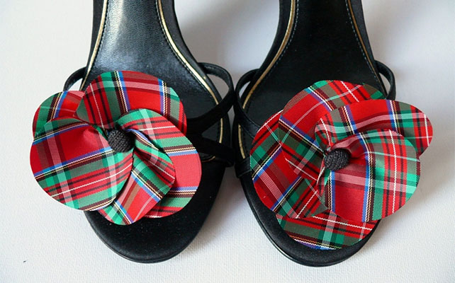 шотландская клетка в декоре свадьбы, туфли невесты