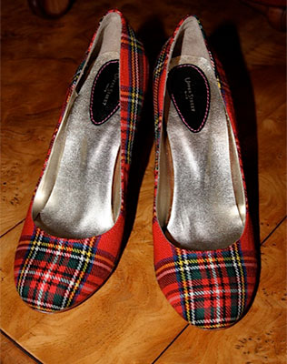 шотландская клетка в декоре свадьбы, туфли невесты
