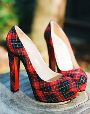шотландская клетка в декоре свадьбы, туфли невесты