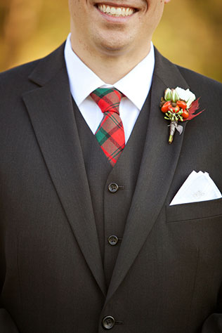 шотландская клетка в декоре свадьбы, галстук жениха