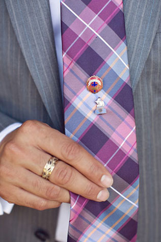 шотландская клетка в декоре свадьбы, галстук жениха