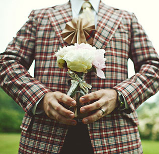 шотландская клетка в декоре свадьбы, образ жениха