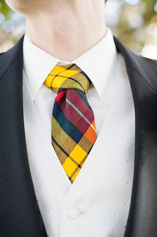 шотландская клетка в декоре свадьбы, галстук жениха