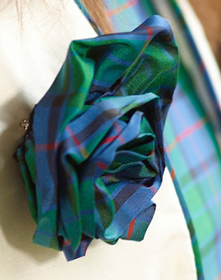 шотландская клетка в декоре свадьбы, бутоньерка жениха