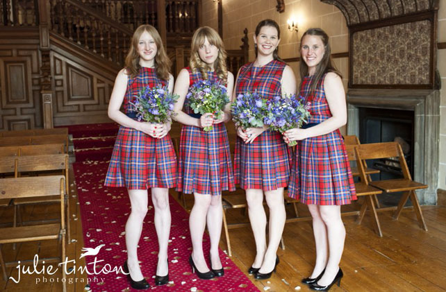 шотландская клетка в декоре свадьбы, клетчатые платья подружек невесты