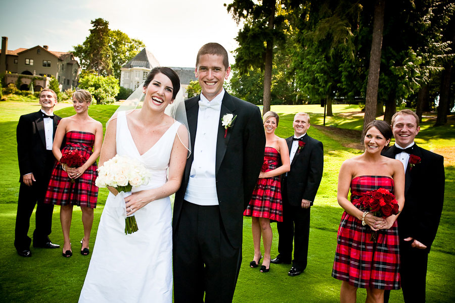 шотландская клетка в декоре свадьбы, клетчатые платья подружек невесты