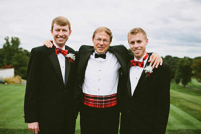 шотландская клетка в декоре свадьбы, аксессуары друзей жениха